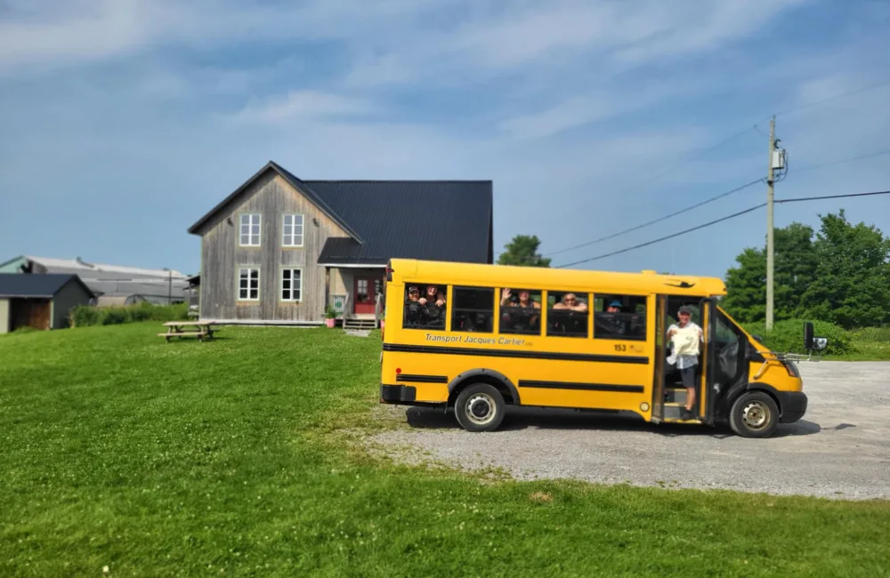 Autobus et gang devant fromagerie